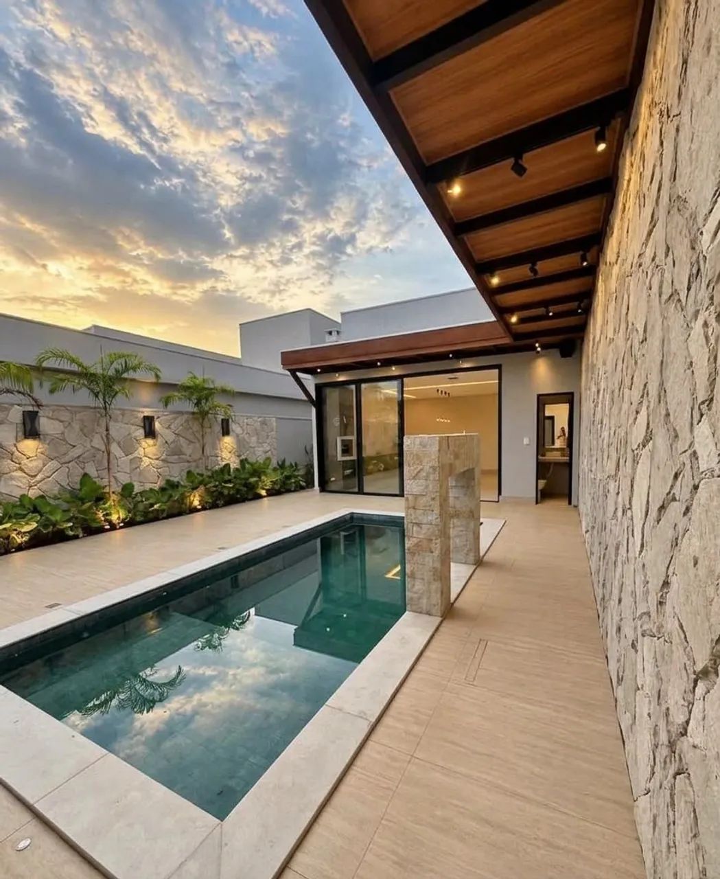 CASA COM 4 SUITES EM CONDOMÍNIO 