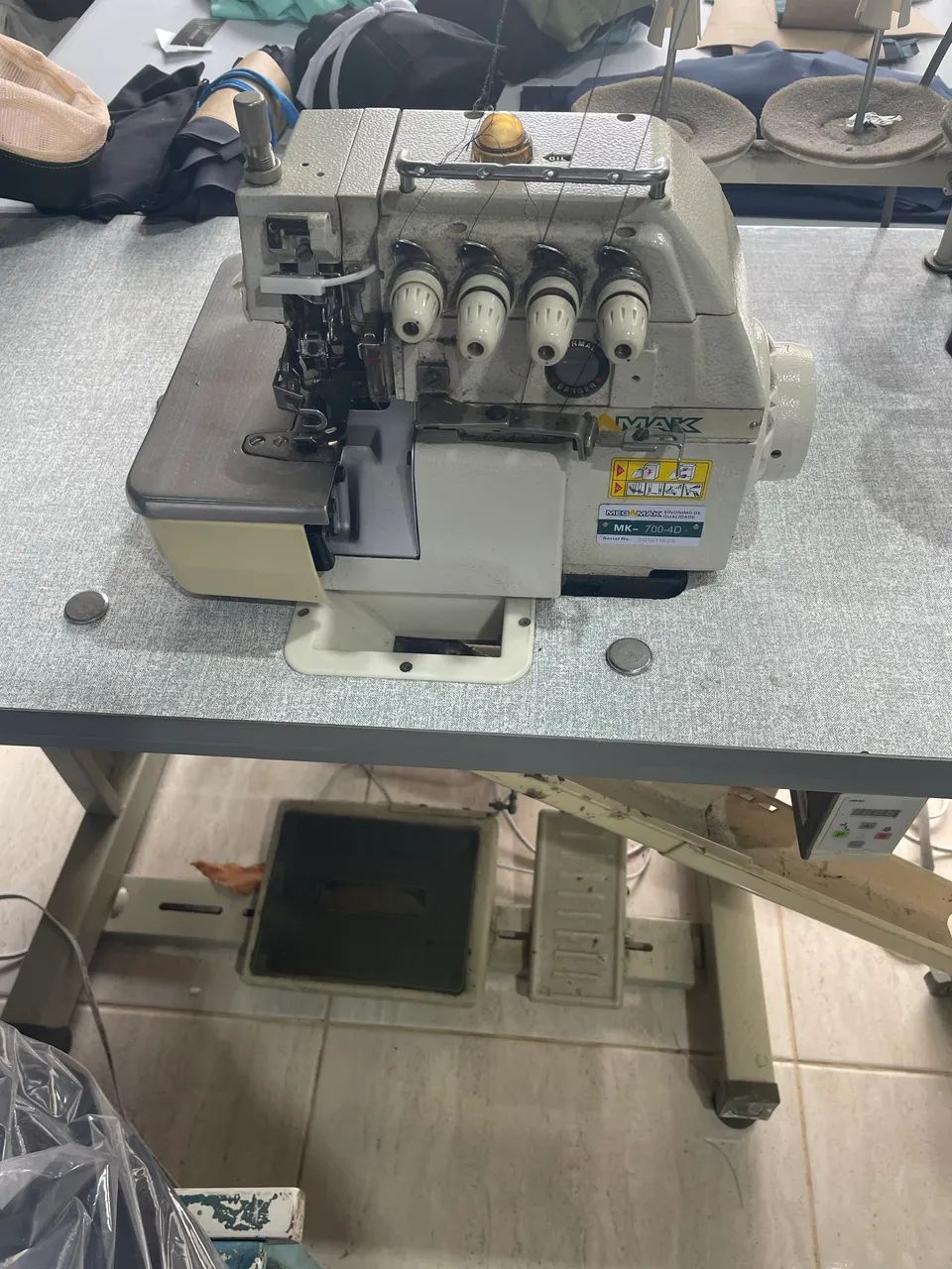 Máquina de costura overlock 
