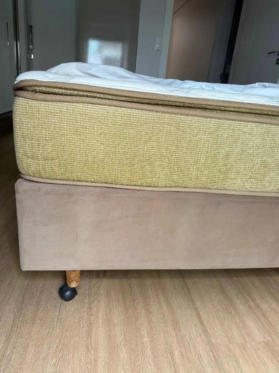 Cama box Queem novinha 