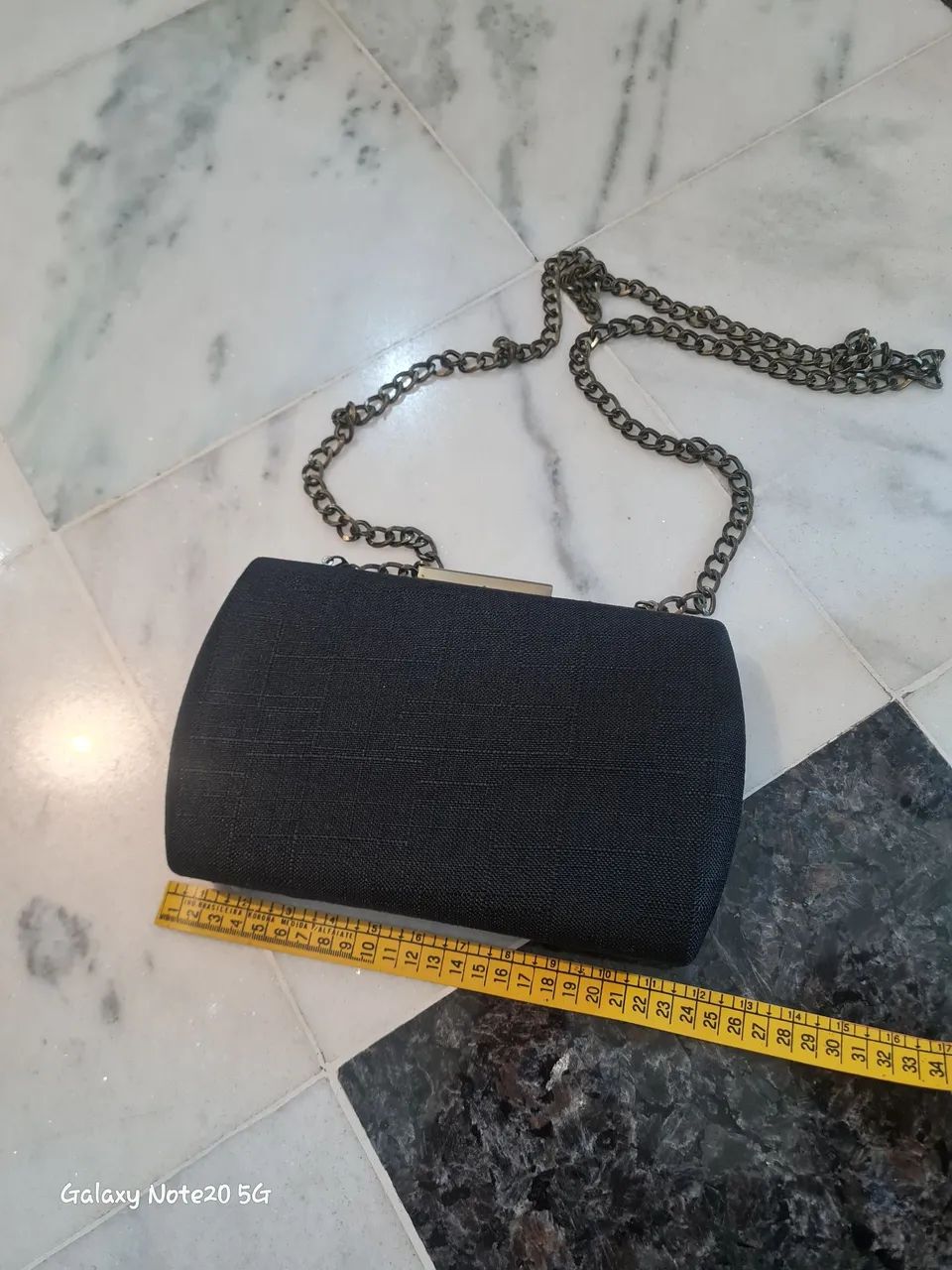 Bolsa de festa preta estilo clutch de tecido telado com alça de corrente metálica. - Foto 4