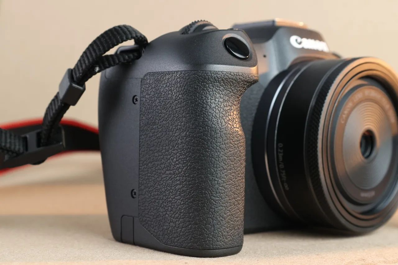 Canon EOS R8 - Mirrorless Full Frame  - Foto 2