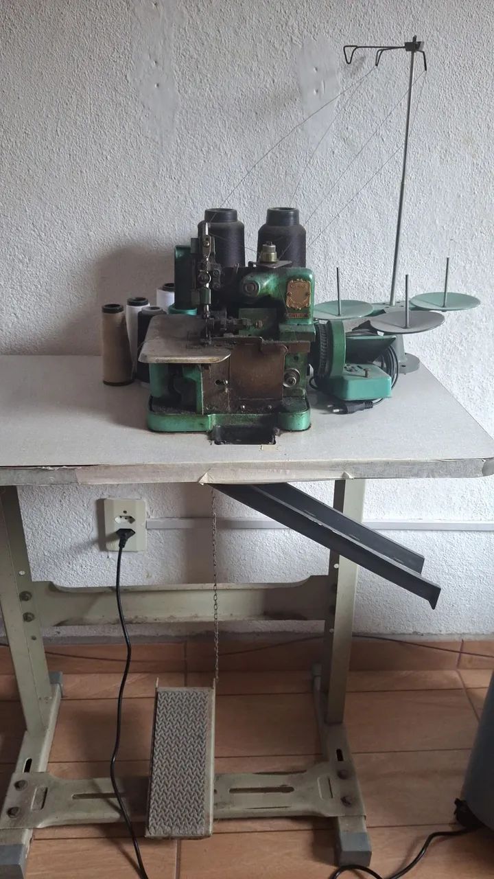 Vendo máquina de costura industrial, reta yamata semi nova e Overlock. - Foto 5