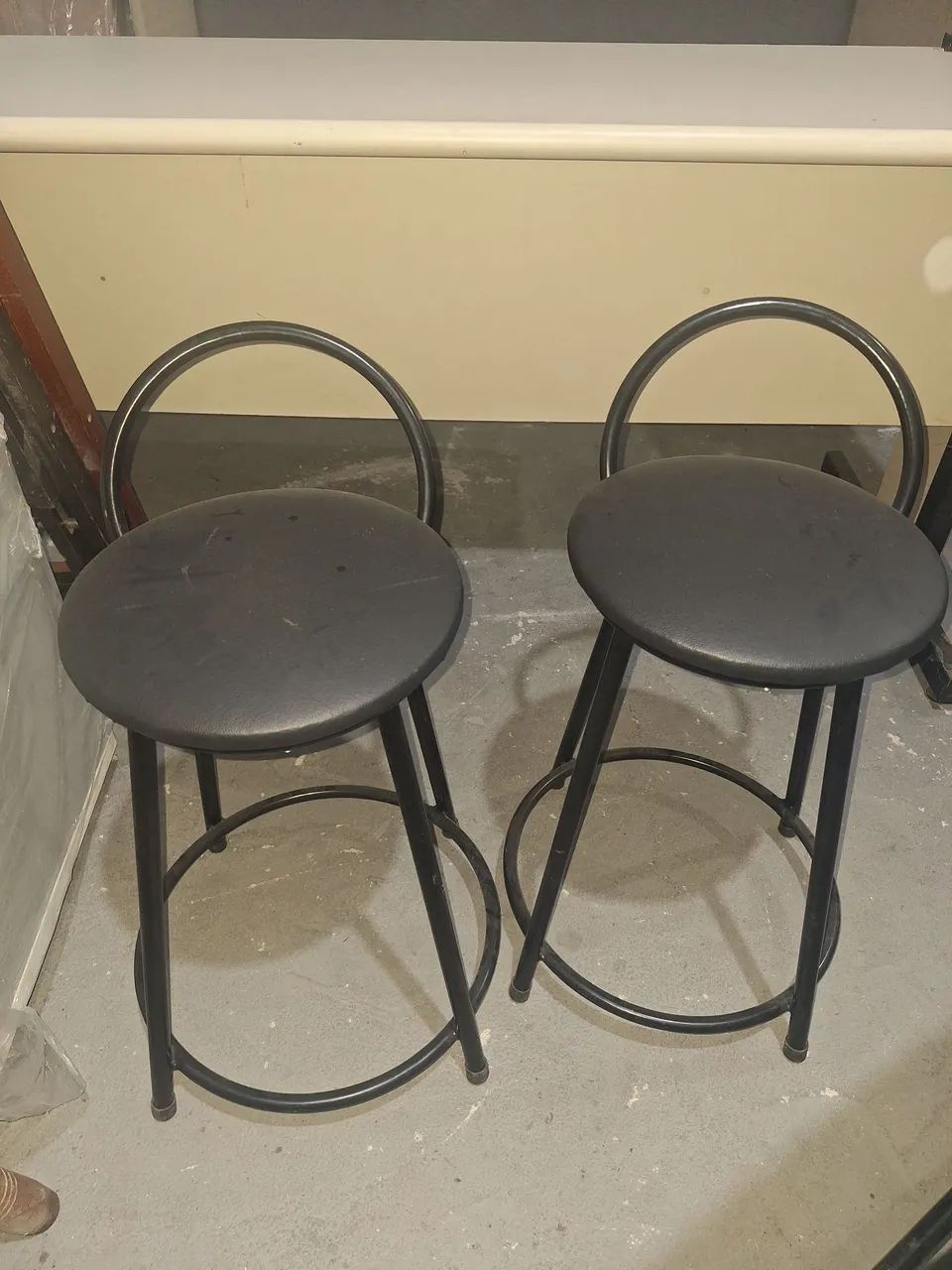 Banquetas novas. 