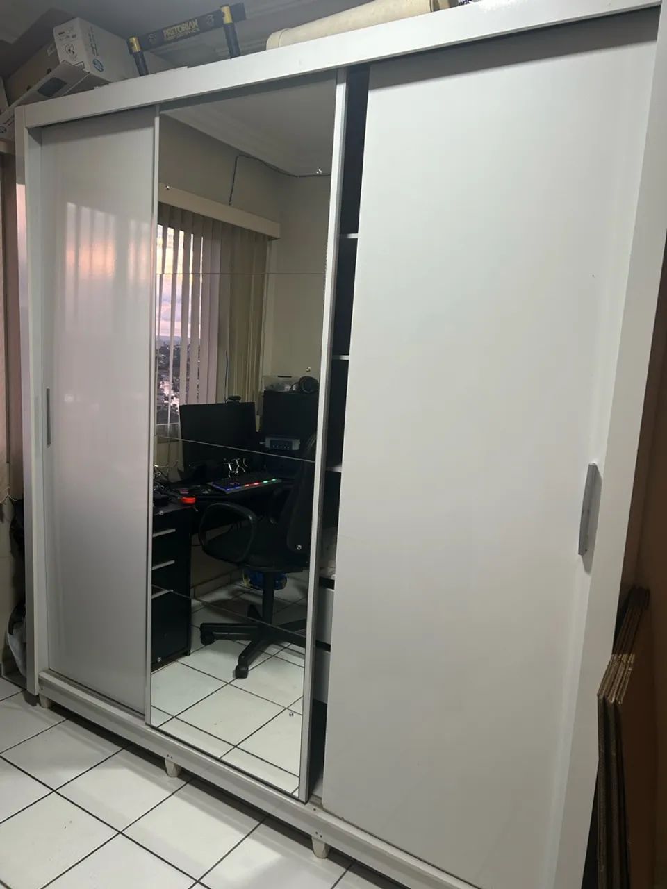 Guarda roupa com espelho