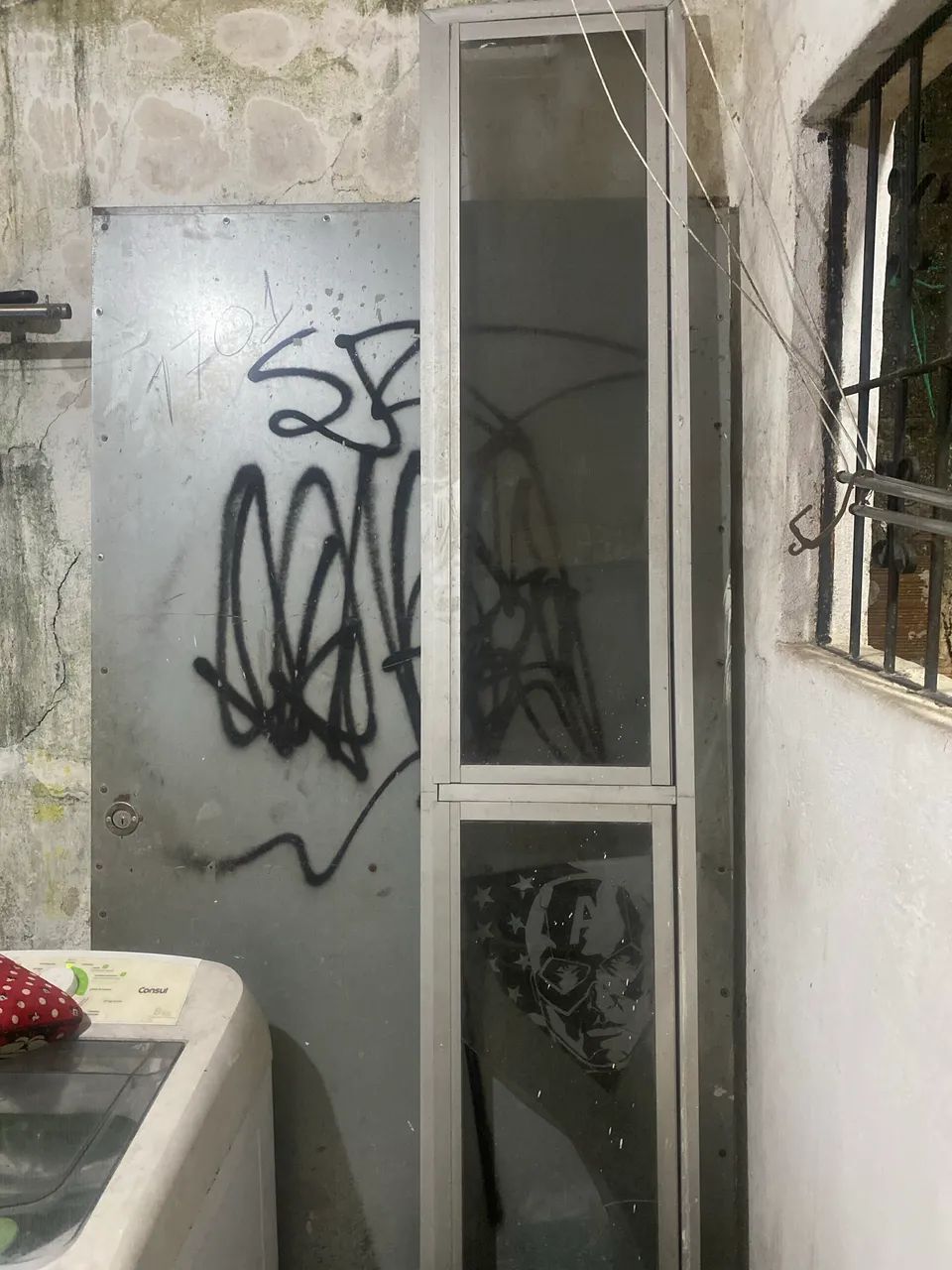 Vendo portão de alumínio2,10mx1m e janelão vasculhante..2,40mx 40cm