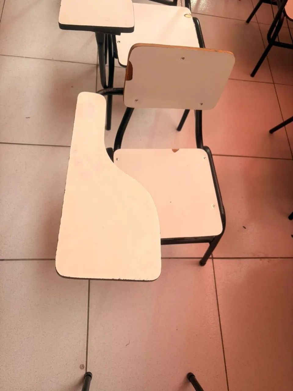 Vendo mesas e cadeiras escolar - Foto 3