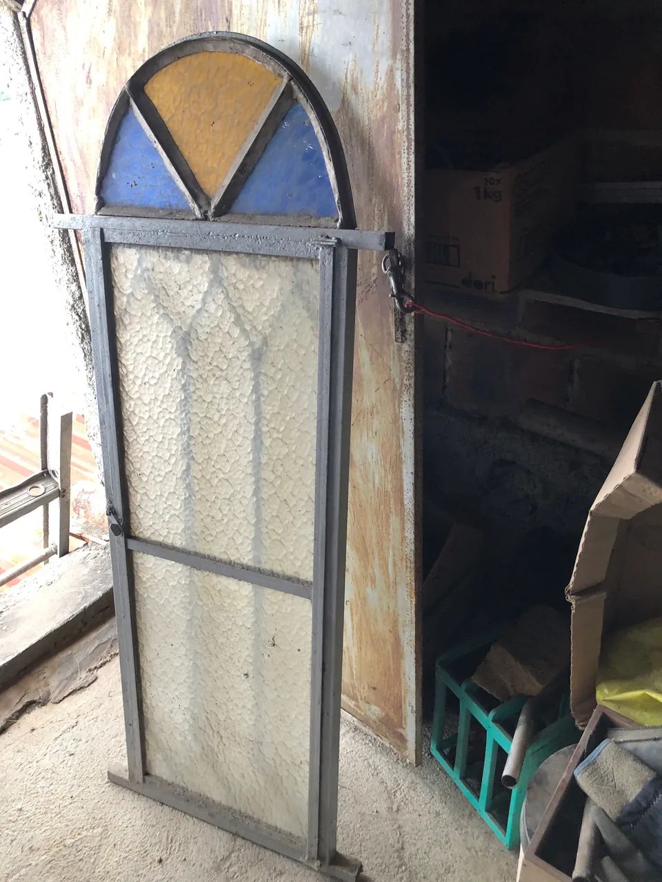 Janela capelinha ferro e vidro 64985878979713122