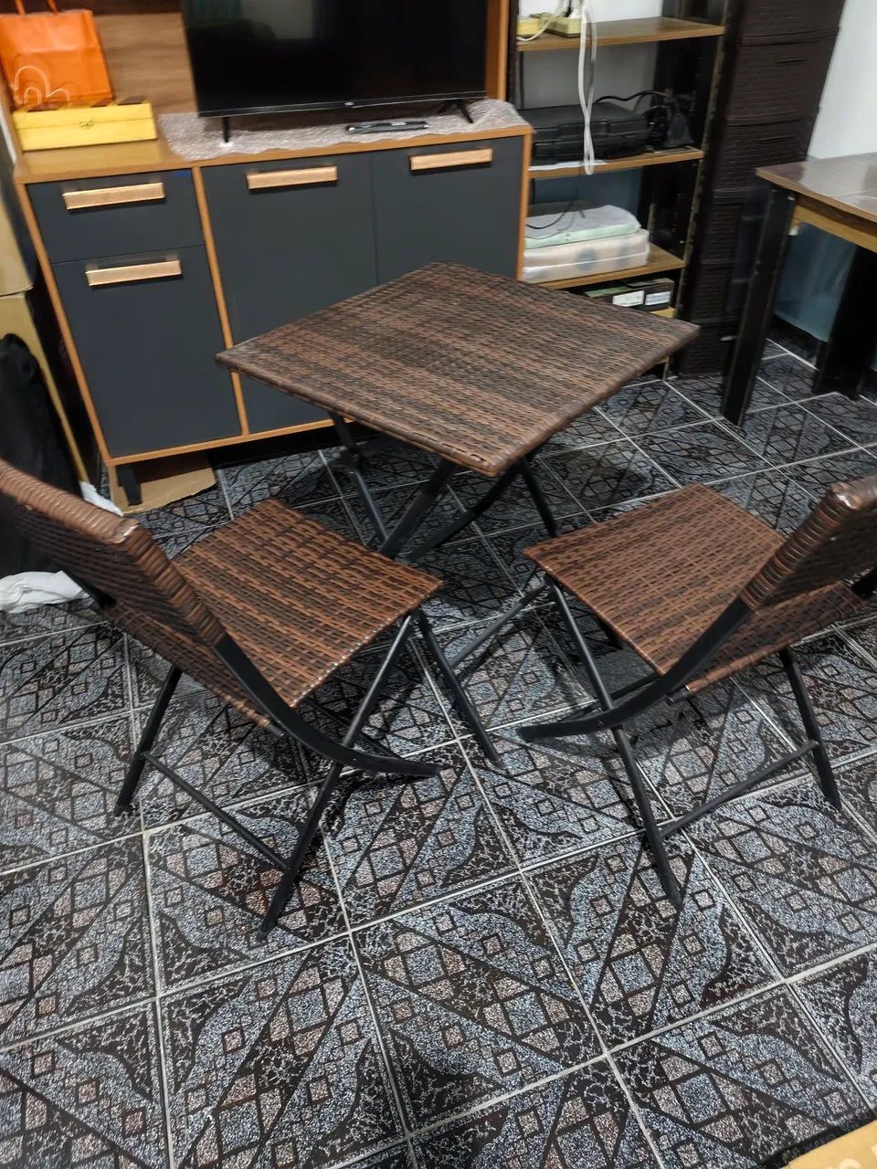 1 mesa  com  2 cadeiras. 