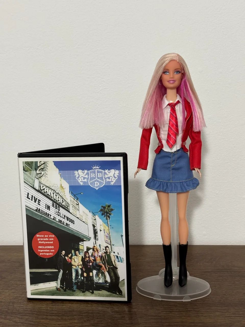 Barbie Customizada Vicky - APENAS A BONECA COM SUPORTE  - Foto 4