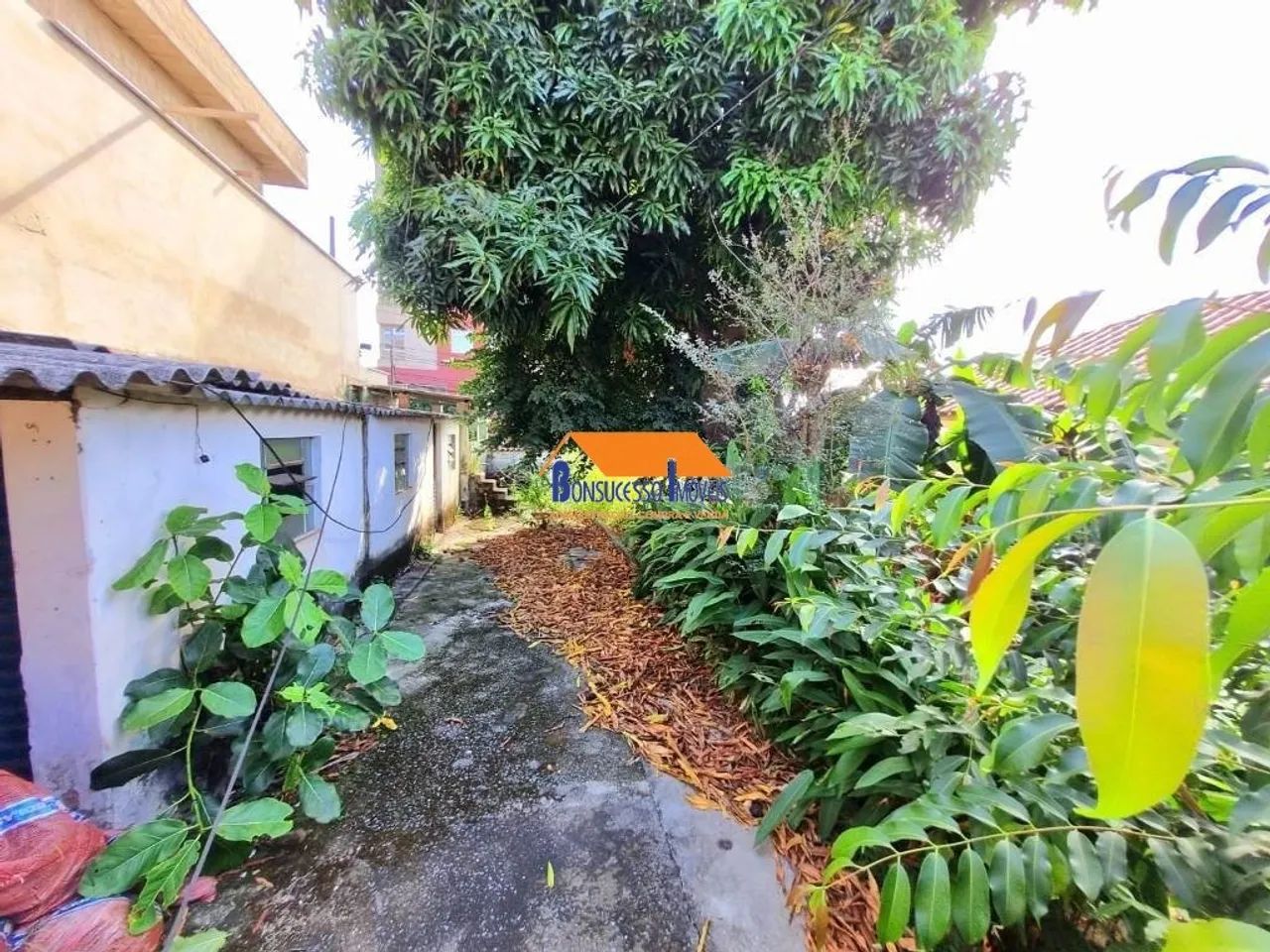 lote plano de 300 M2 com casa recuada - Foto 2