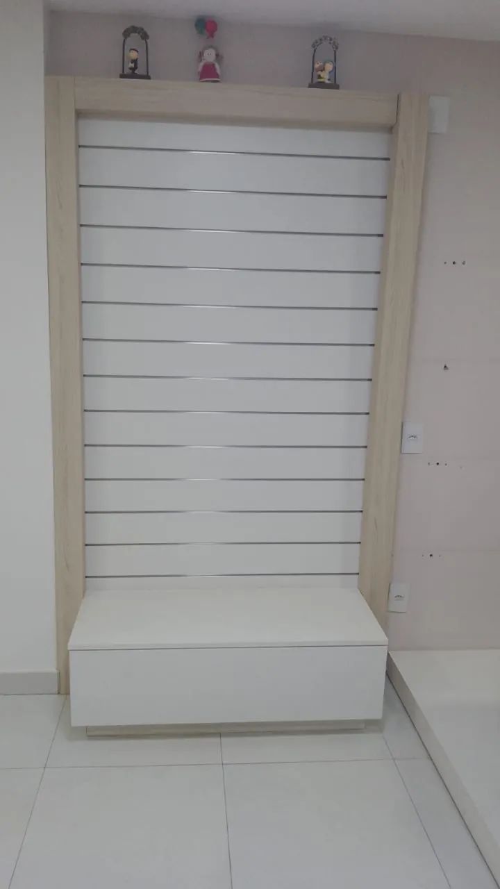 Painel para ganchos com gaveta