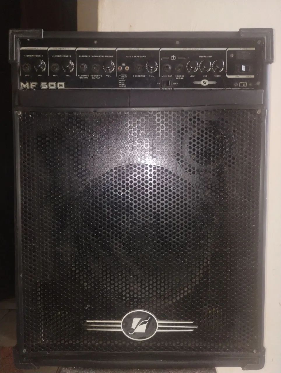 Vendo caixa de som amplificada com ,Bluetooth , e espaço para microfone com fio,