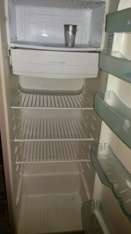 Uma geladeira muito boa .eletrolux