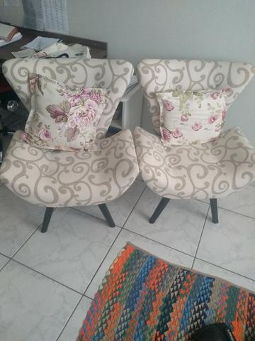 Poltronas estofada, com almofadinhas de brinde