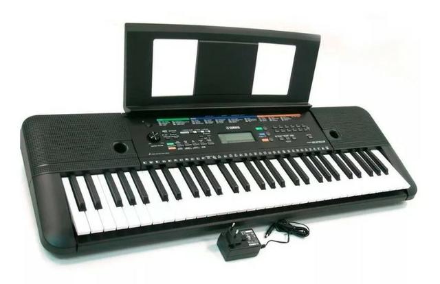 Teclado Portátil Yamaha PSR-E253 + Suporte De Partituras