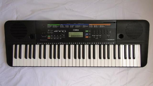 Teclado Portátil Yamaha PSR-E253 + Suporte De Partituras - Foto 3