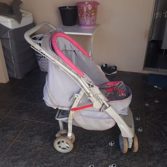 Carrinho de bebê e Berço portátil - Foto 2