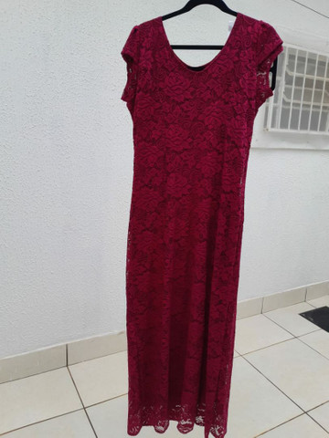 vestido de renda cor vinho