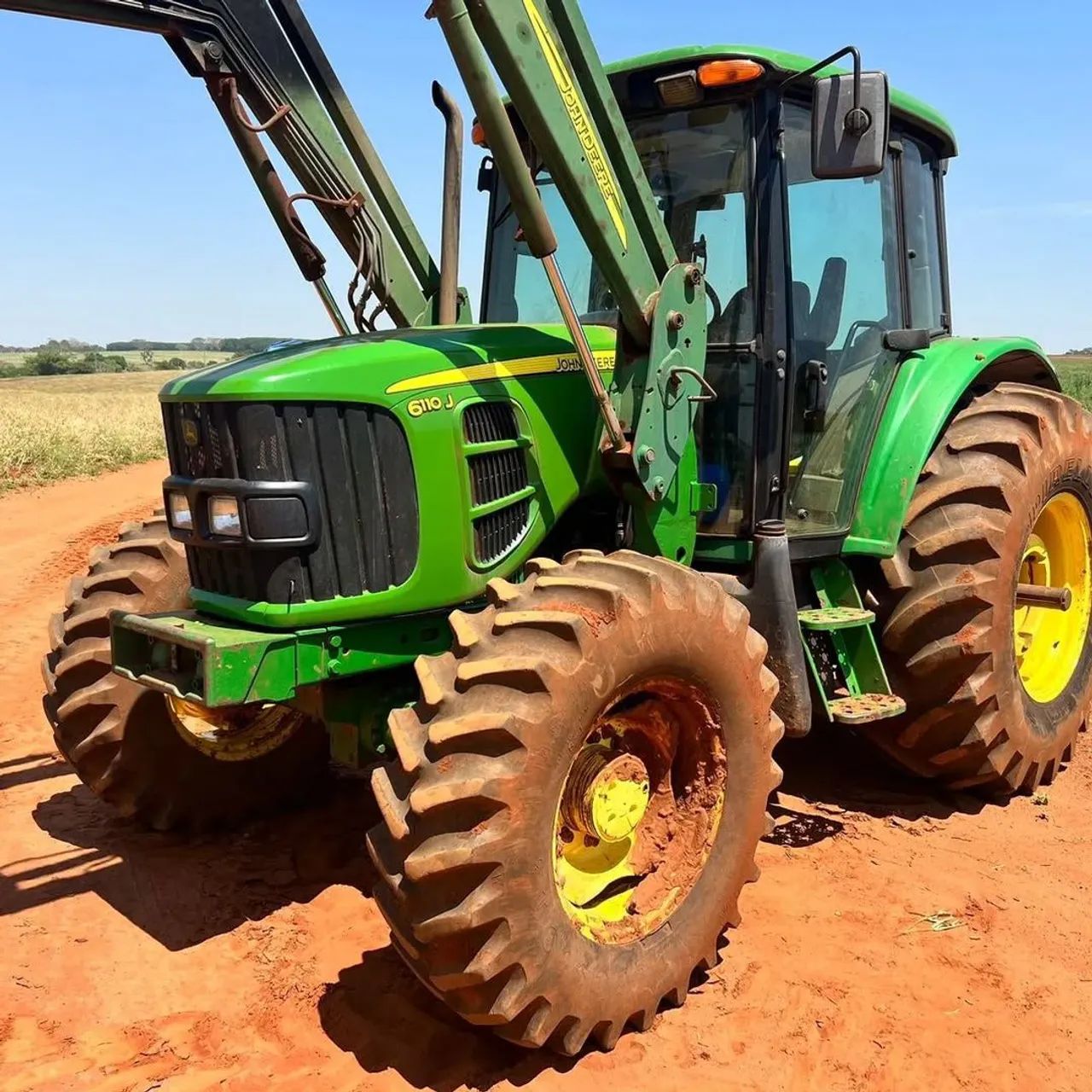 Trator John Deere 6110 J, bem conservado