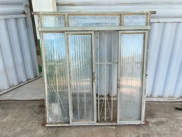 Janela de ferro com vidro