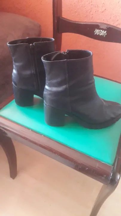Bota cano curto feminina em couro sintético com zíper nº37 usada - Foto 2