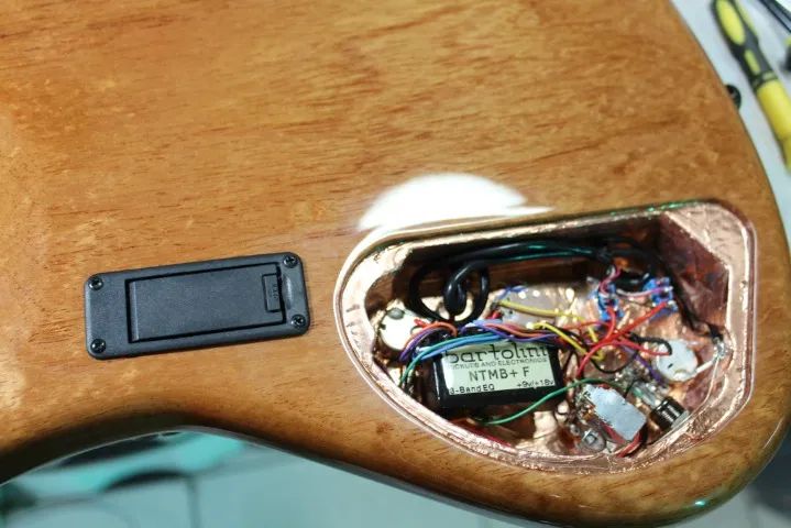 Baixo 5 cordas Lovatto Flamed Cedar Bass - Foto 4