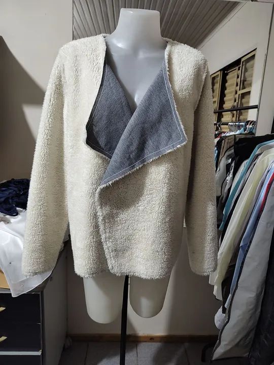 Cardigan  suéter feminino branco com detalhe em  cinza