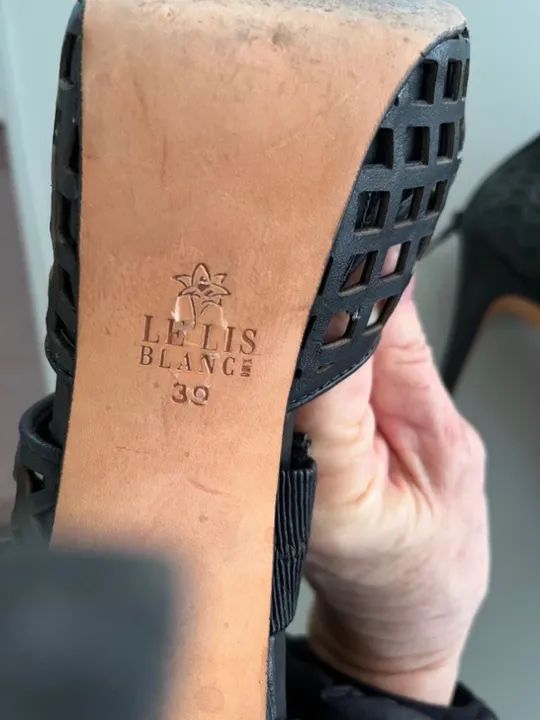 Sandália preta Marca Le Lis Brancs numero 39 usada uma unida vez favor ligar  - Foto 4