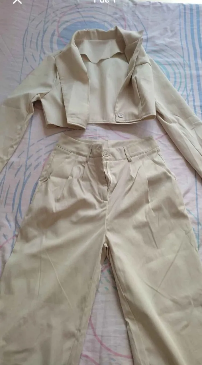 Conjunto Blazer Cropped e Calça Social Bege