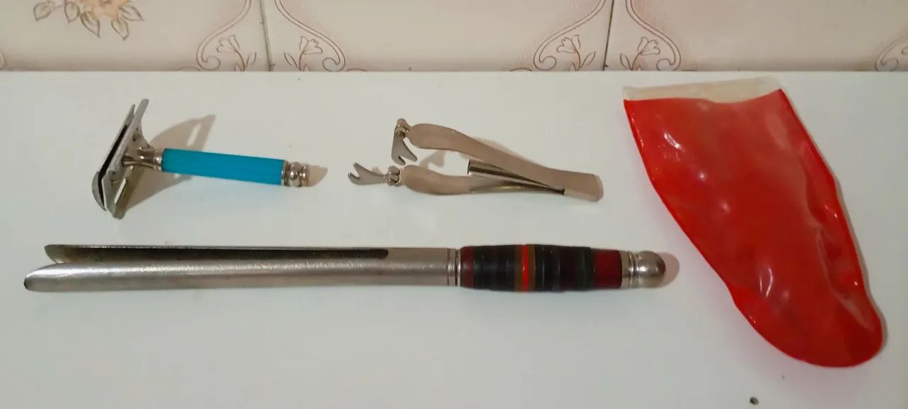 Kit Cabeleleiro Víntage Barbeador, Suporte P/ Bobs e Cílios - Usados
