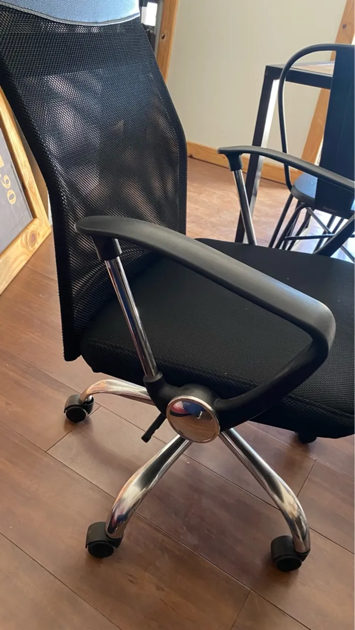 Cadeira de Escritório Ergonômica com Rodas