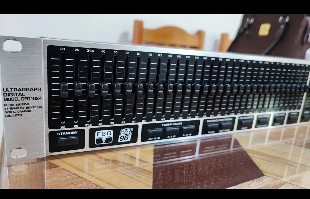 Equalizador Behringer Ultragraph Digital DEQ1024 - Foto 4