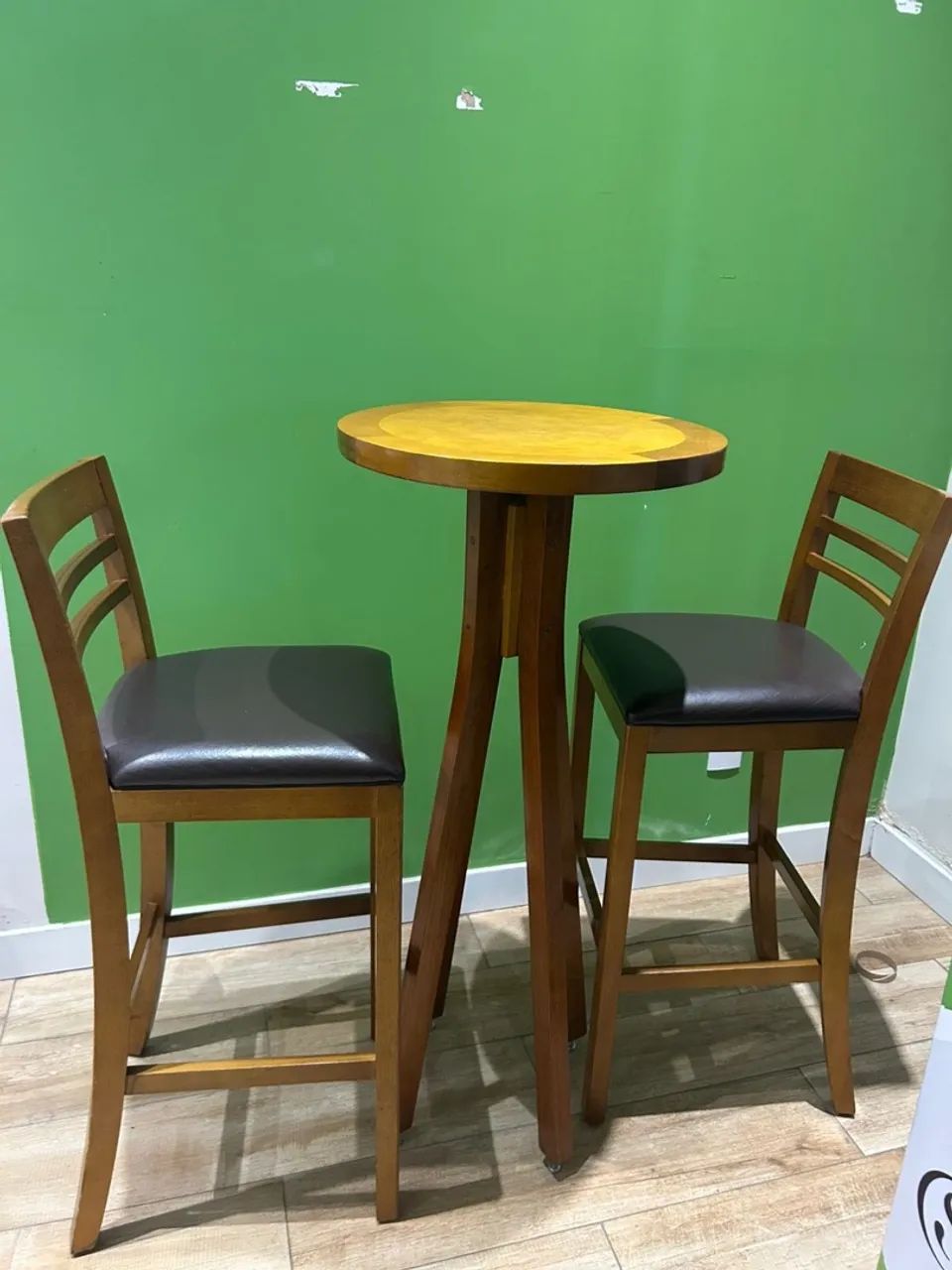 Mesa alta com 2 Banquetas