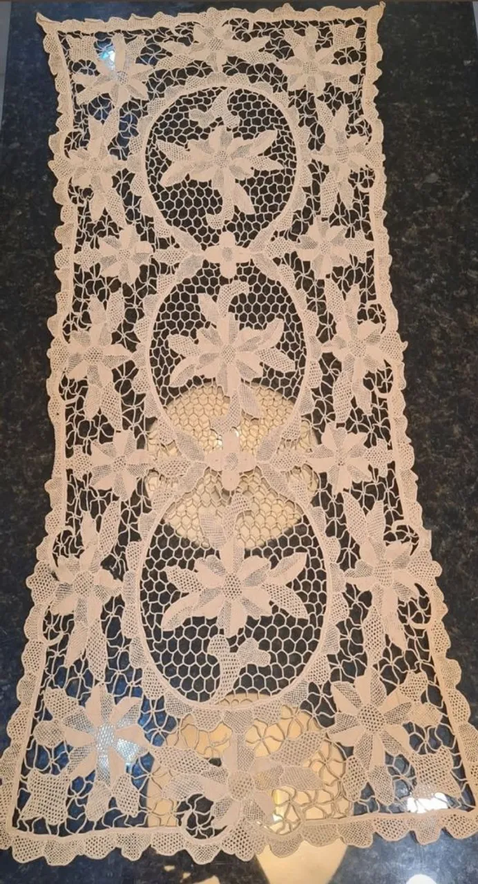 Centro de mesa em renda veneziana nacor bege.