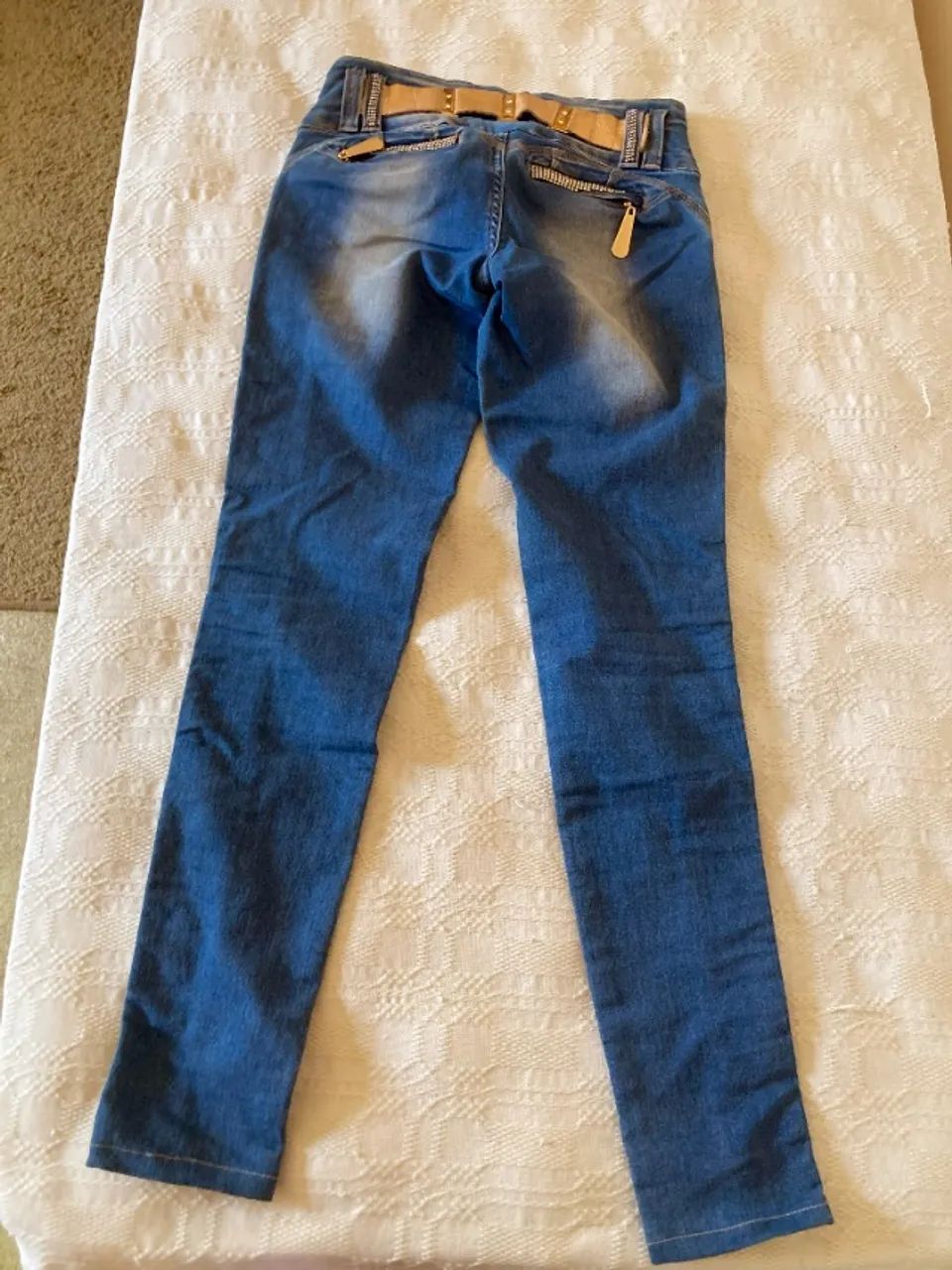 Calça Jeans com detalhes dourados e strass - Foto 2