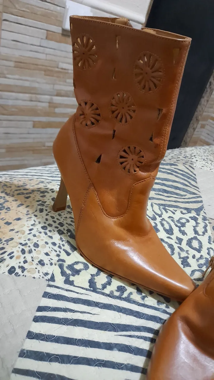 Bota feminina de couro marrom com detalhes vazados