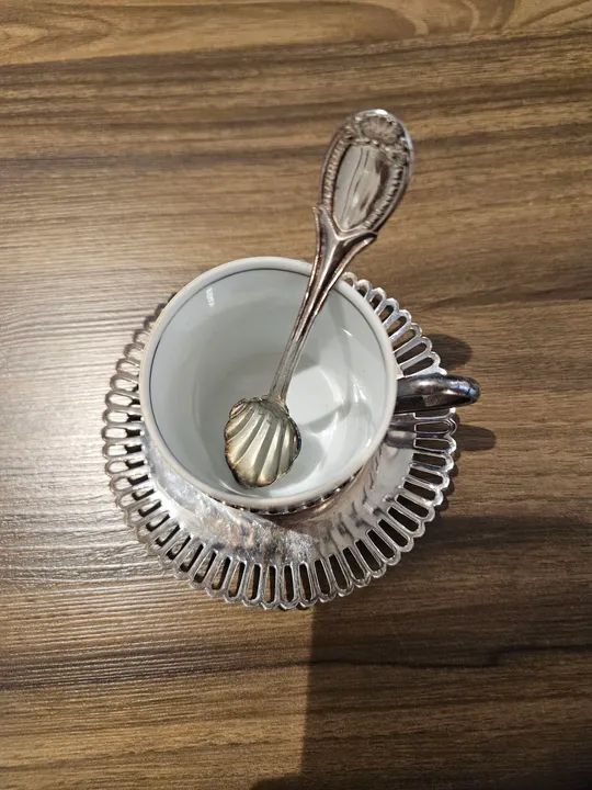 Xícara de café em prata com colheres de prata  - Foto 4