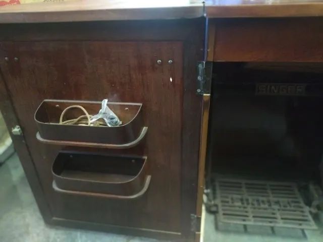 Maquina de costura Singer com gabinete completo, costura reta,  - Foto 4