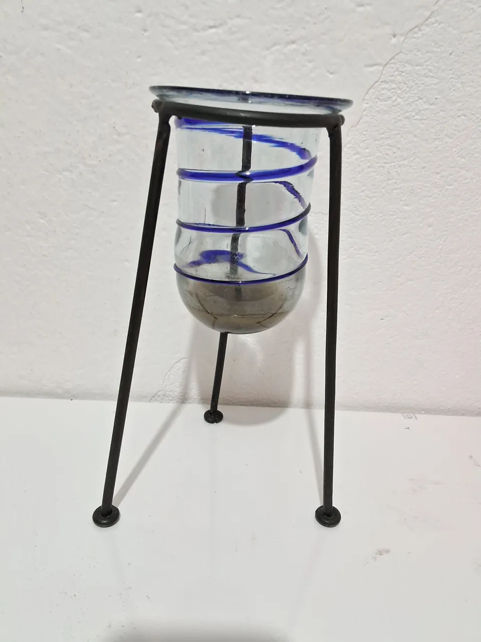 Porta vela antiga de vidro com detalhes azul e suporte
