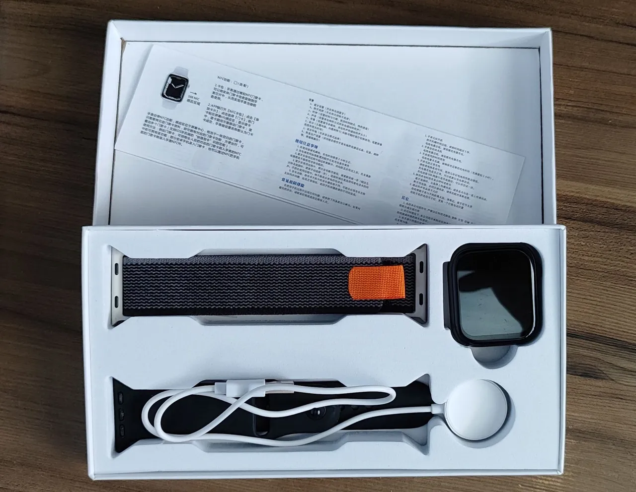 Smartwatch, 2 pulseiras, caixa e carregador