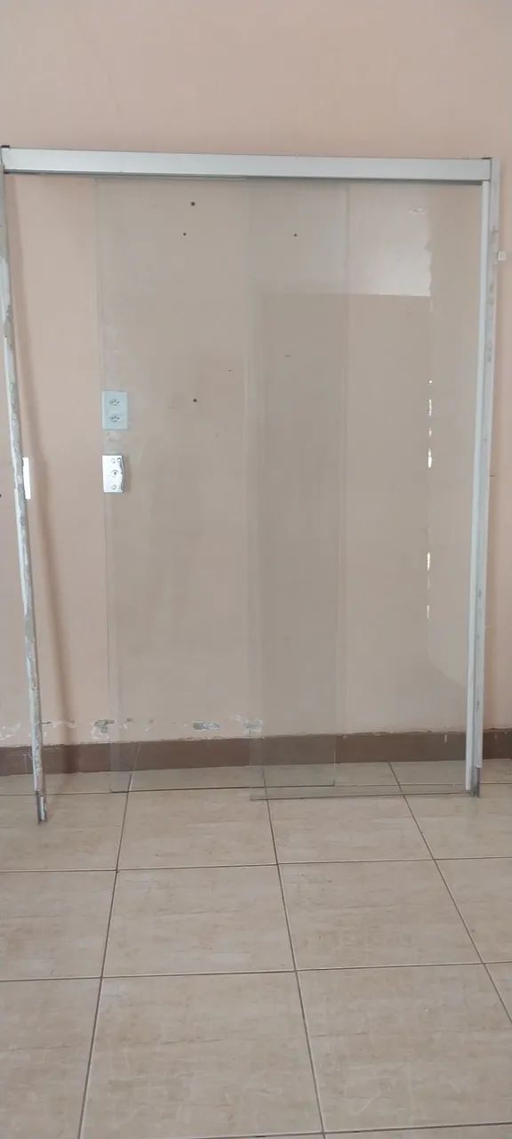 Porta de correr de vidro com fechadura