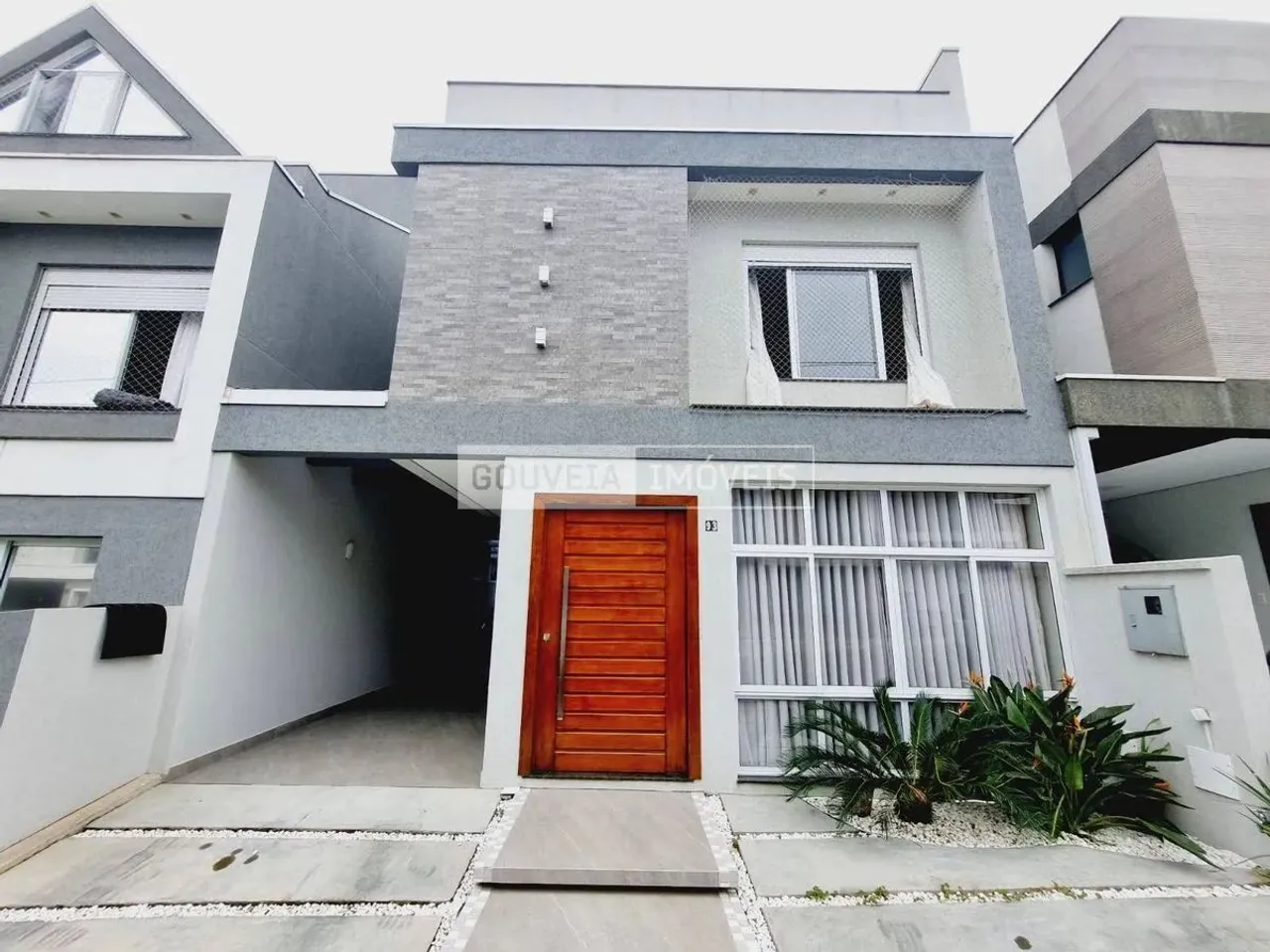 Sobrado 3 Dormitórios, 1 Suíte, 198 m², à venda por R$ 990.000 - Umbará, Curitiba (PR)