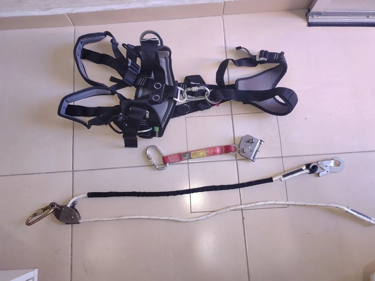 Conjunto EPI cinto paraquedista com trava quedas e talabarte 