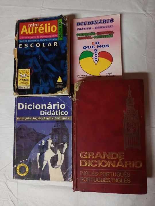 Dicionários de português, inglês e espanhol