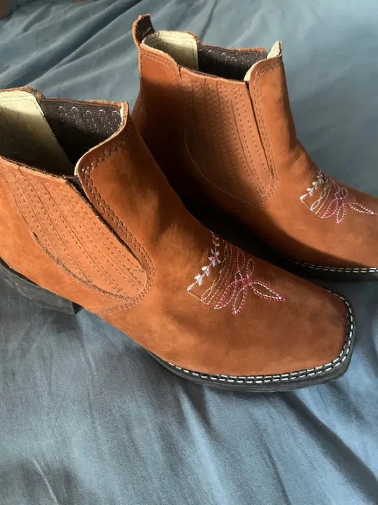 Botas de Couro Marrom com Detalhes em Flores