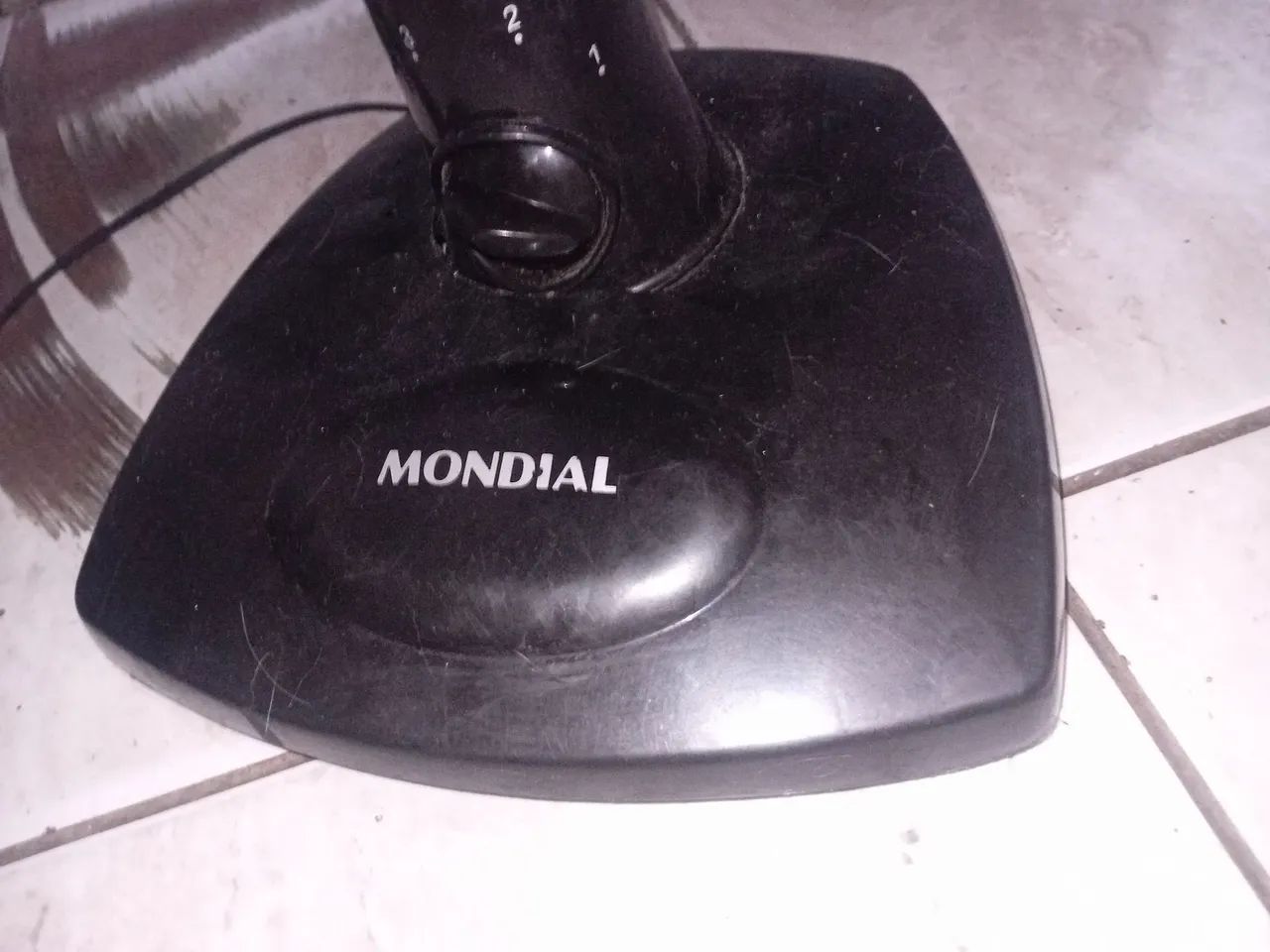 Vende-se ventilador com a elice quebrada/pé quebrado mas funcionando 