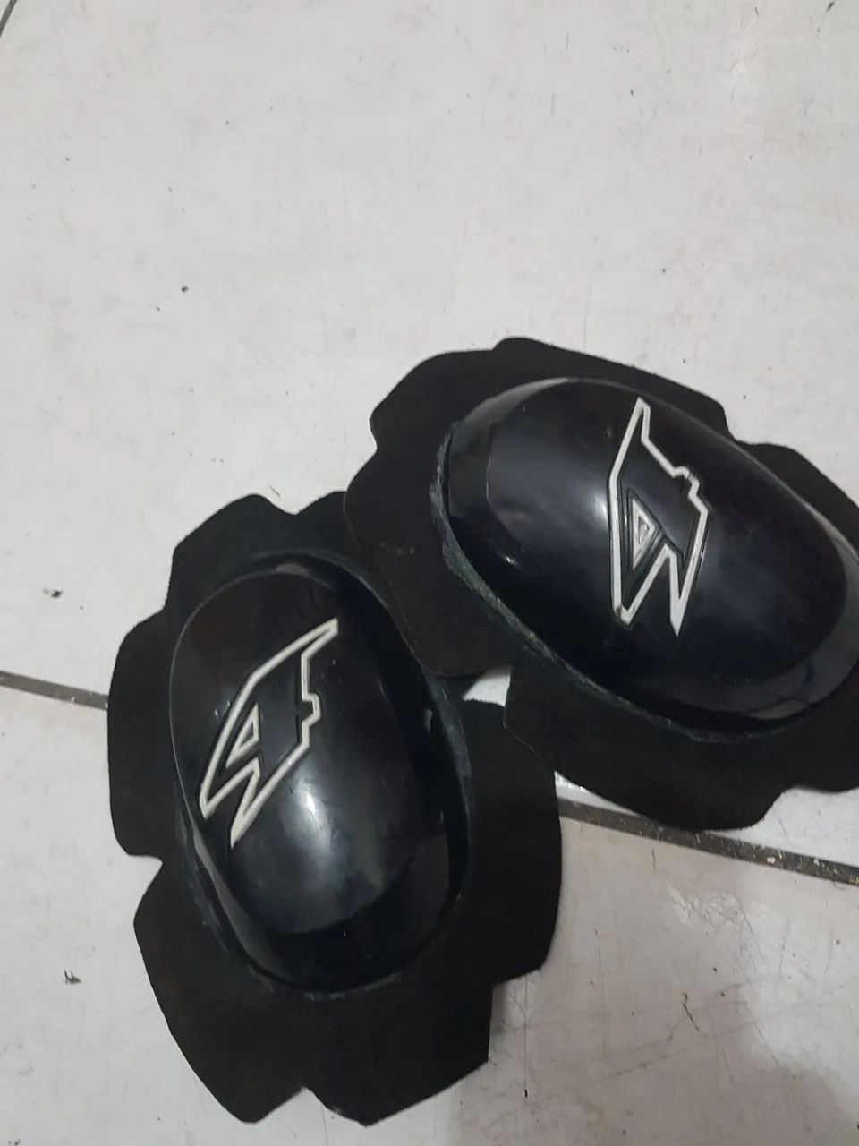 Joelheiras. Saboneteiras Esportivas p/macacão de couro  - Foto 4