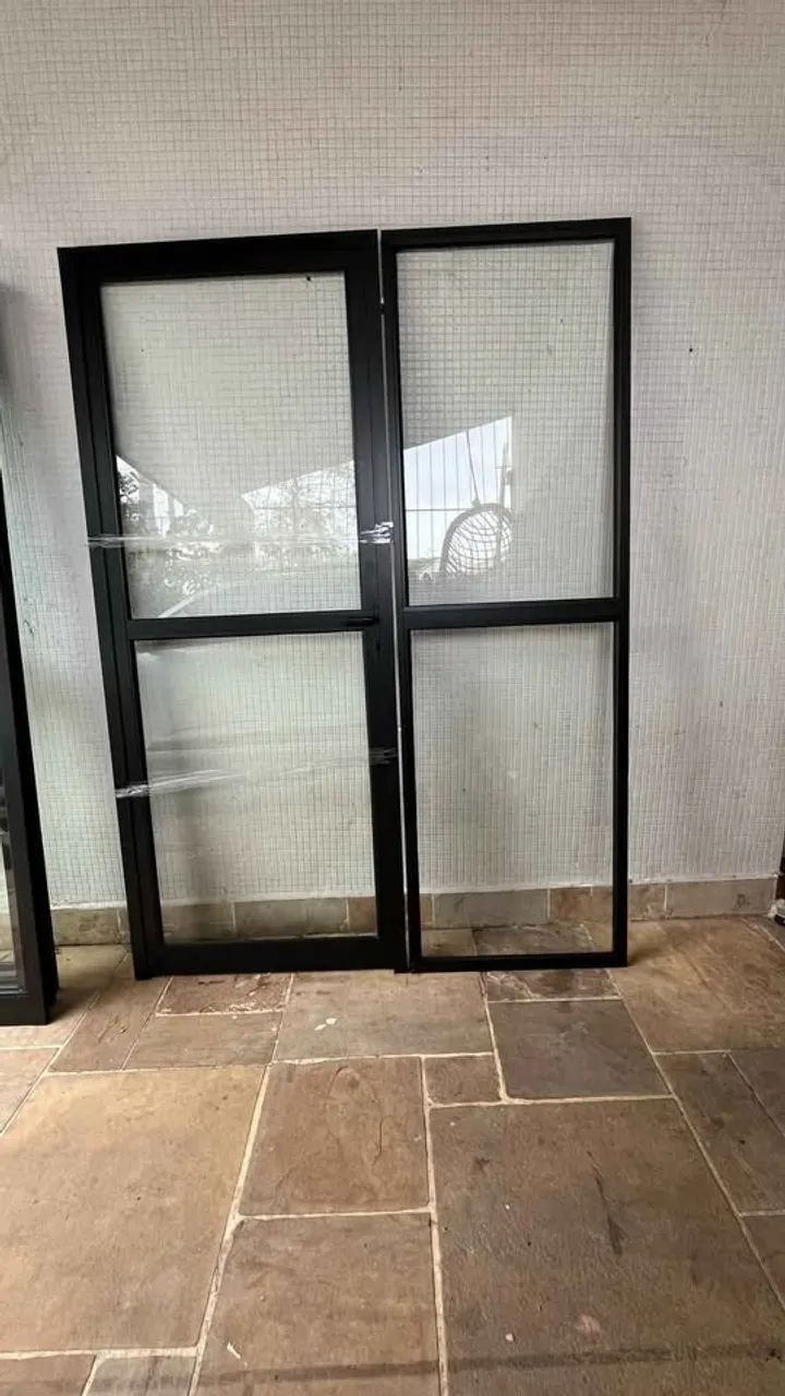 Porta de Alumínio de Giro 1,56x2,17m Preta