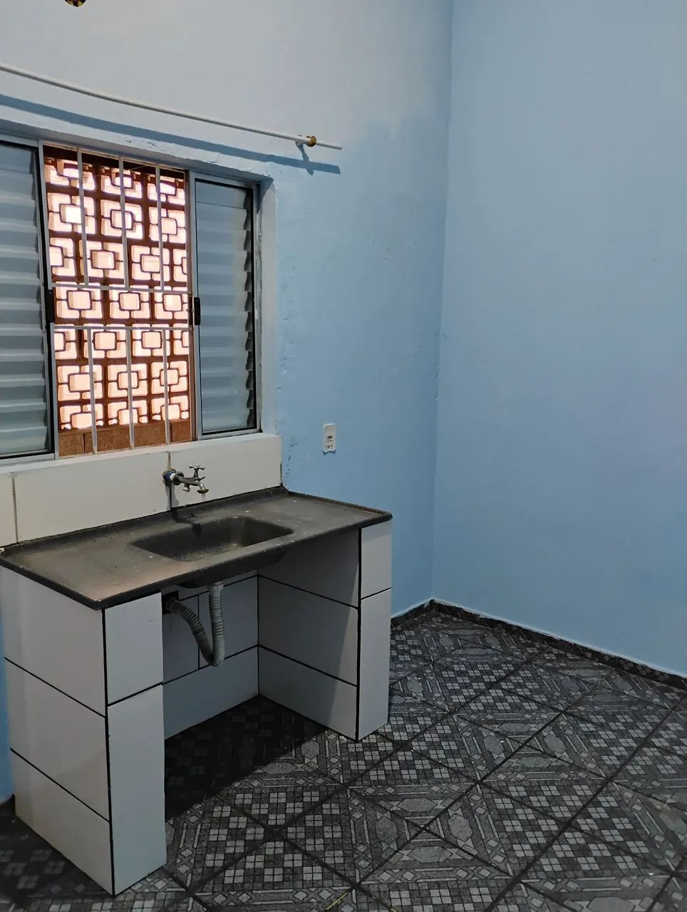 Alugo quarto individual com banheiro para pessoas que comprovam renda. - Foto 2