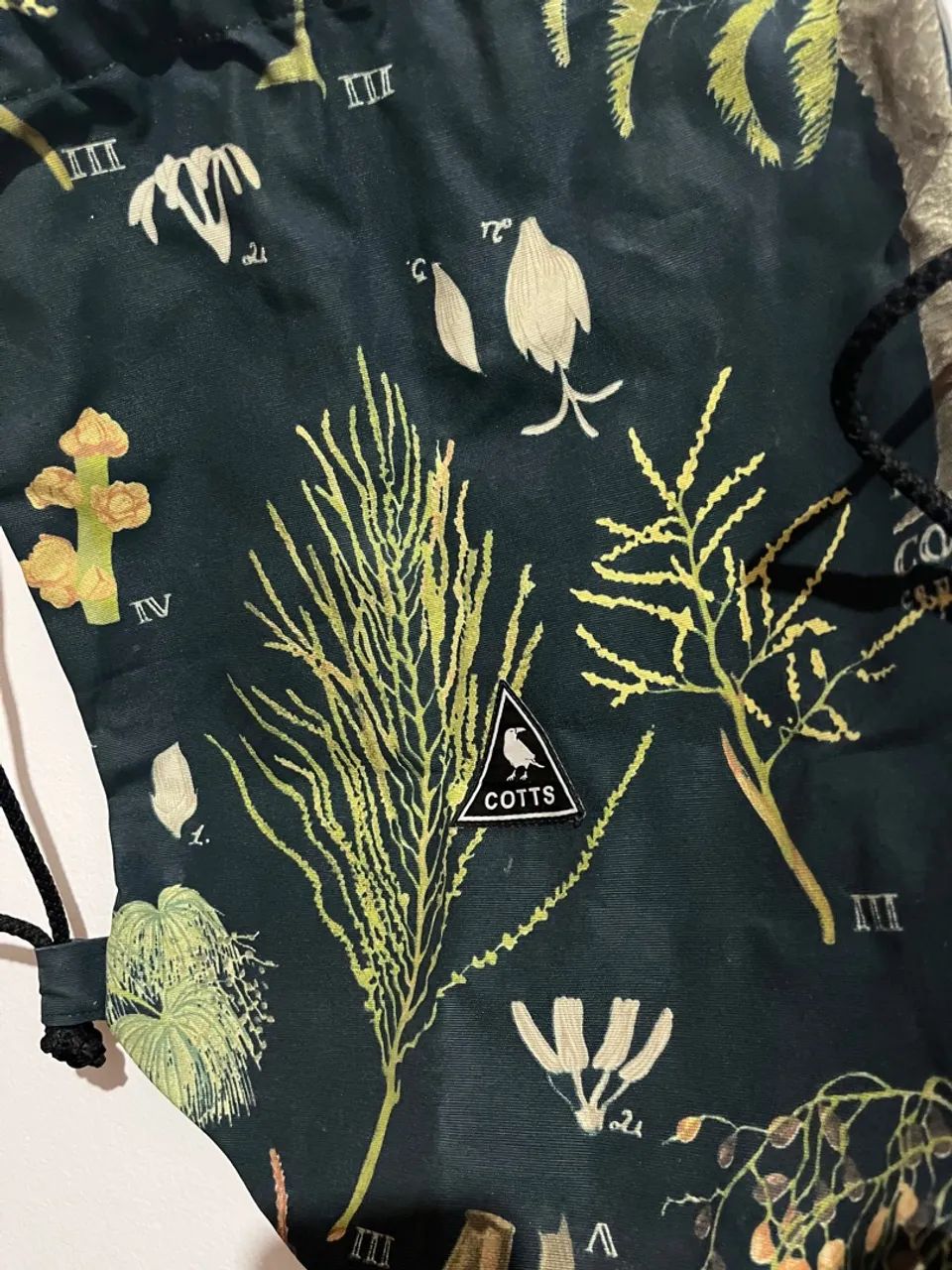 Mochila Cotts com estampa botânica